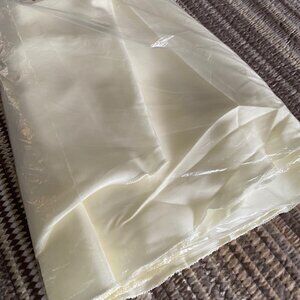 LinenTable Light yellow/pastel 108 inch round linen